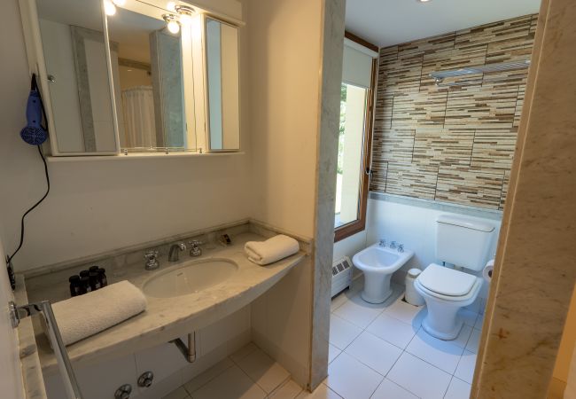 Casa en Villa La Angostura - Casa junto al lago Nahuel Huapi: con impresionantes vistas panorámicas Casa en Villa La Angostura - Casa junto al lago Nahuel Huapi: con impresionantes vistas panorámicas