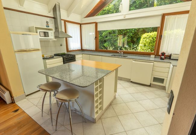 Casa en Villa La Angostura - Casa junto al lago Nahuel Huapi: con impresionantes vistas panorámicas Casa en Villa La Angostura - Casa junto al lago Nahuel Huapi: con impresionantes vistas panorámicas