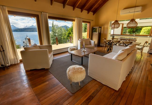 Casa en Villa La Angostura - Casa junto al lago Nahuel Huapi: con impresionantes vistas panorámicas Casa en Villa La Angostura - Casa junto al lago Nahuel Huapi: con impresionantes vistas panorámicas