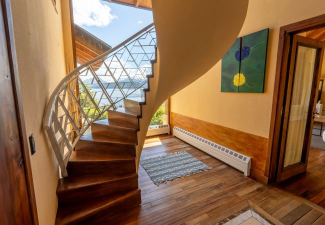 Casa en Villa La Angostura - Casa junto al lago Nahuel Huapi: con impresionantes vistas panorámicas Casa en Villa La Angostura - Casa junto al lago Nahuel Huapi: con impresionantes vistas panorámicas