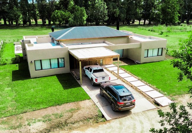 Casa en Pilar - Retiro de lujo: Casa moderna con jardín y piscina Casa en Pilar - Retiro de lujo: Casa moderna con jardín y piscina