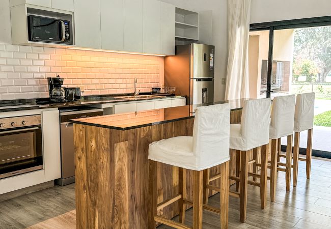 Casa en Pilar - Retiro de lujo: Casa moderna con jardín y piscina Casa en Pilar - Retiro de lujo: Casa moderna con jardín y piscina