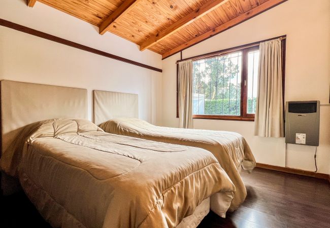Casa en San Carlos de Bariloche - Tranquilidad y comodidad en Bariloche: refugio luminoso para 4 personas Casa en San Carlos de Bariloche - Tranquilidad y comodidad en Bariloche: refugio luminoso para 4 personas