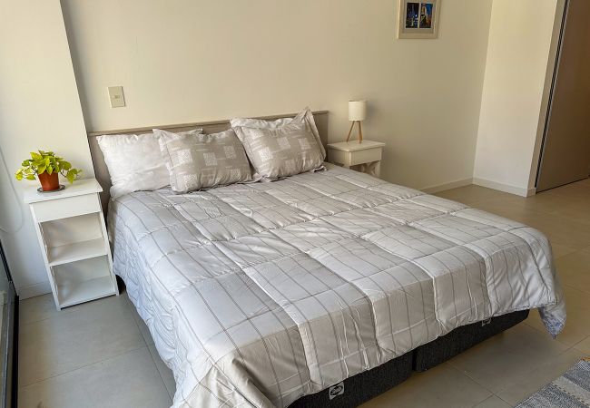 Estudio en Buenos Aires - Palermo · Estudio luminoso con balcón privado y acceso a piscina en terraza – hasta 2 huéspedes