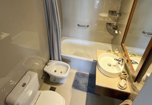 Estudio en Buenos Aires - Luminoso monoambiente con piscina y balcon en zona sanatorios Estudio en Buenos Aires - Luminoso monoambiente con piscina y balcon en zona sanatorios