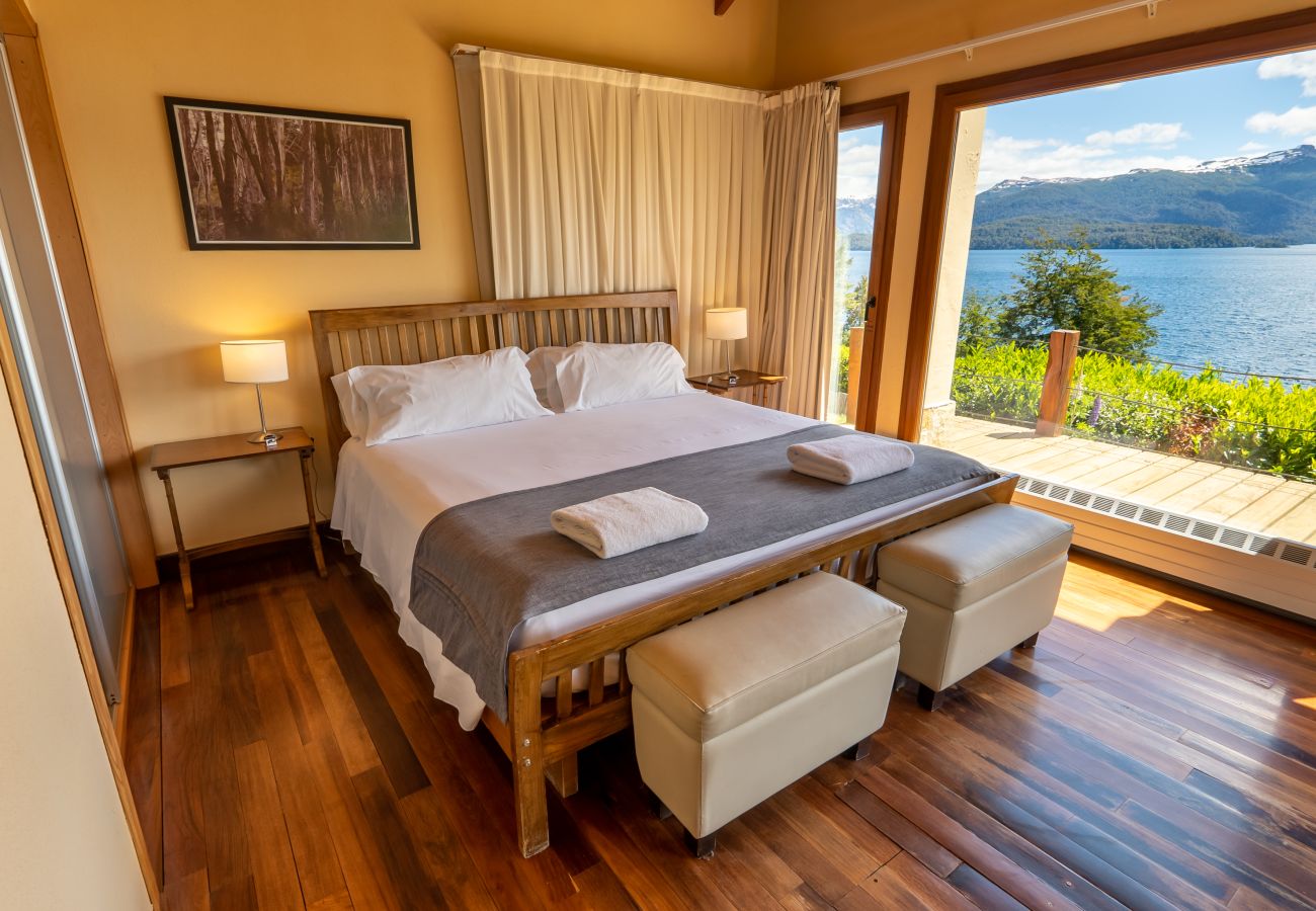 Casa em Villa La Angostura - Casa junto al lago Nahuel Huapi: con impresionantes vistas panorámicas & Jacuzzi exterior