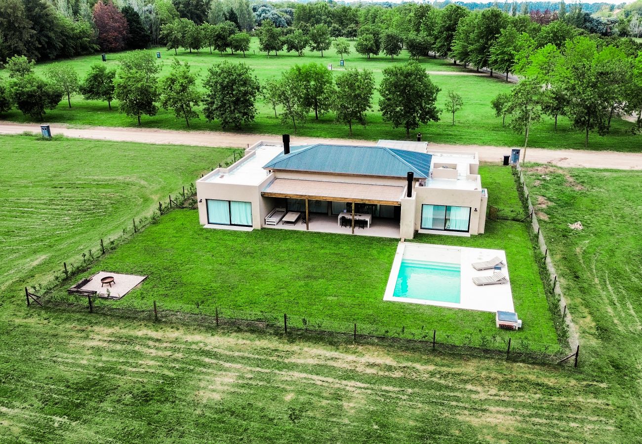 Casa em Pilar - Retiro de lujo: Casa moderna con jardín y piscina