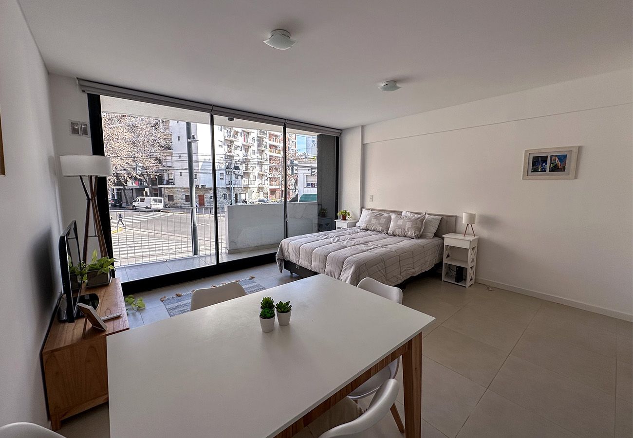 Estúdio em Buenos Aires - Palermo · Estudio luminoso con balcón privado y acceso a piscina en terraza – hasta 2 huéspedes